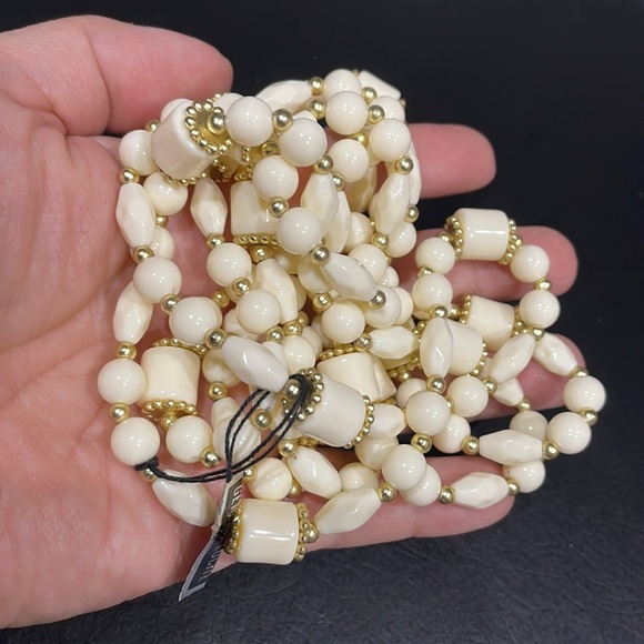 54 inches vintage long white lucite necklace - Picture 3 of 3